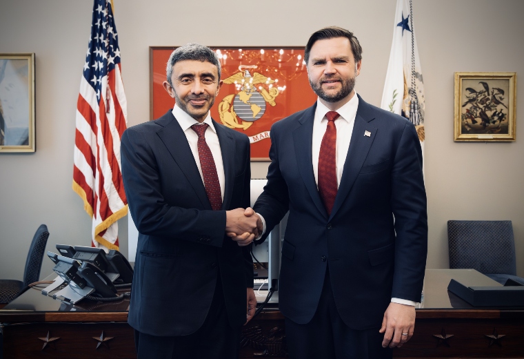 عبدالله بن زايد يلتقي نائب الرئيس الأمريكي ويبحثان تعزيز العلاقات الاستراتيجية بين البلدين