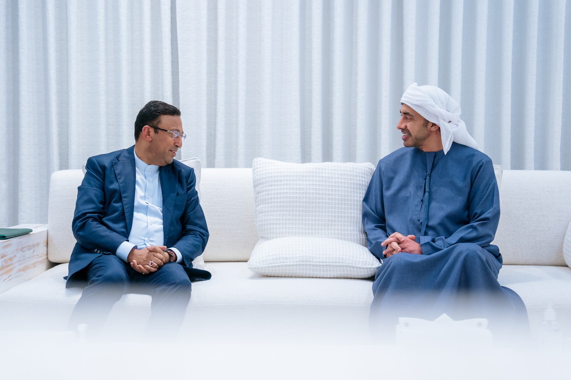 رئيس الدولة يتلقى رسالة خطية من رئيس وزراء بنغلاديش تسلمها عبدالله بن زايد