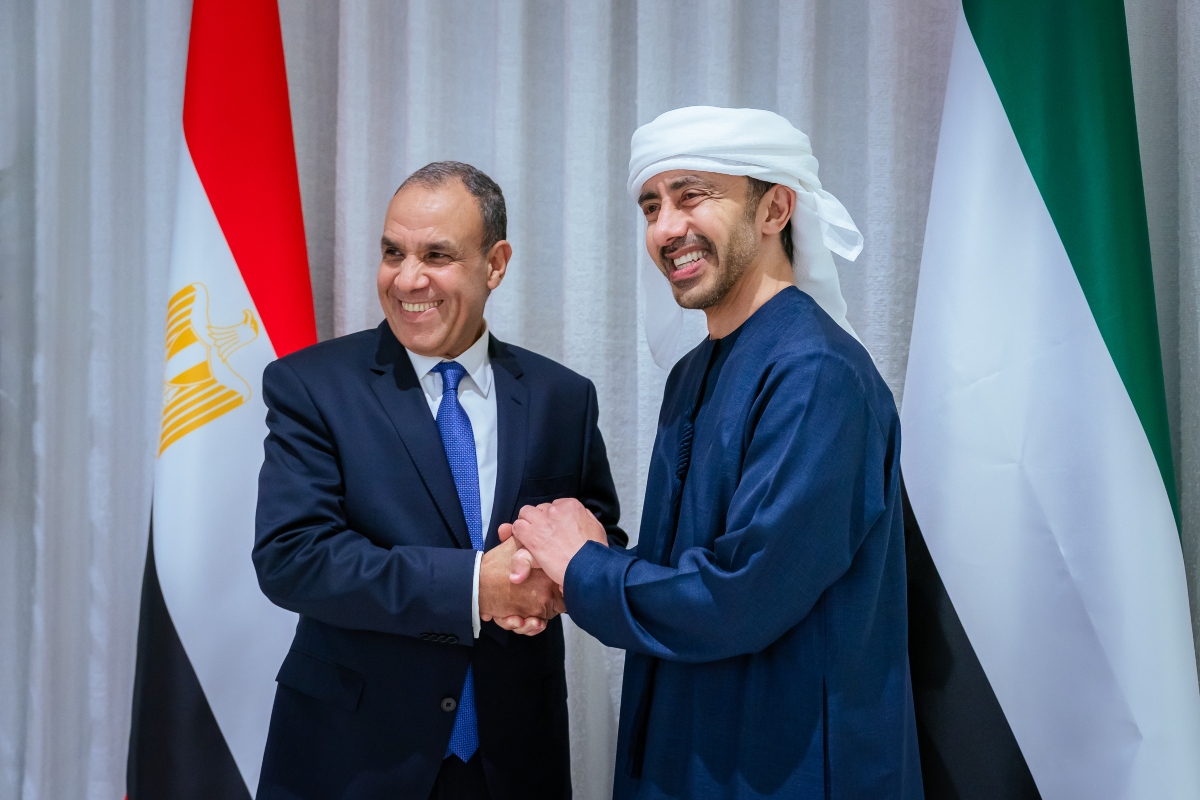 عبدالله بن زايد يستقبل وزير الخارجية المصري