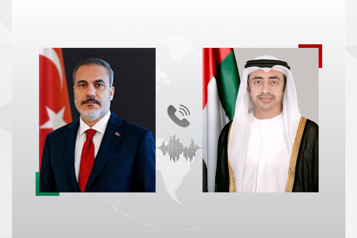 عبدالله بن زايد يُعزّي هاتفياً وزير خارجية الجمهورية التركية الصديقة باستشهاد طاقم طائرة مروحية