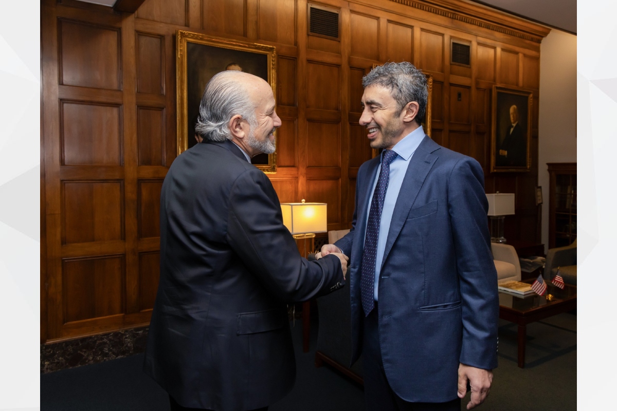 عبدالله بن زايد يلتقي وزير التجارة الأمريكي في واشنطن