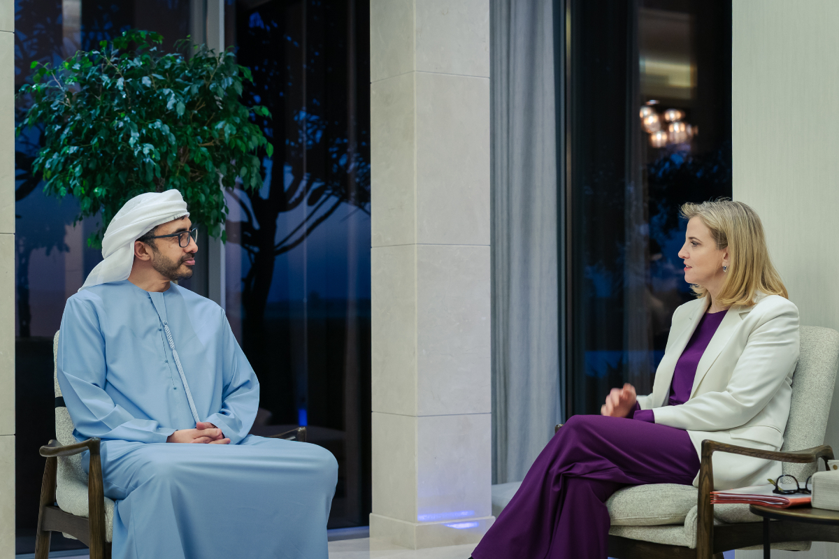 عبدالله بن زايد يستقبل الوزيرة الاتحادية للشؤون الأوروبية والدولية في النمسا