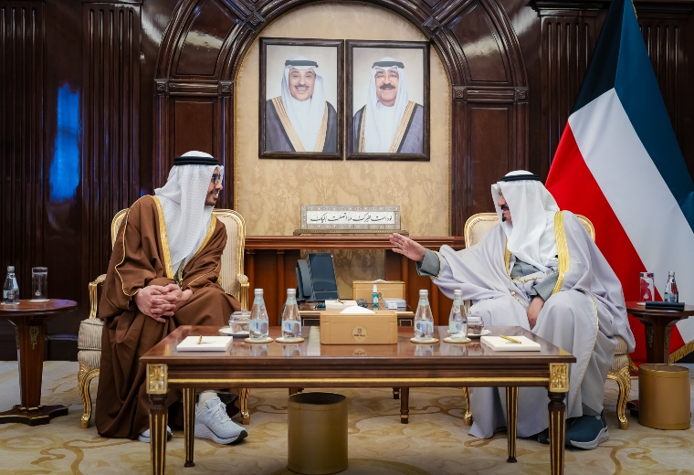 عبدالله بن زايد يلتقي رئيس الوزراء الكويتي ويبحثان العلاقات الأخوية بين البلدين