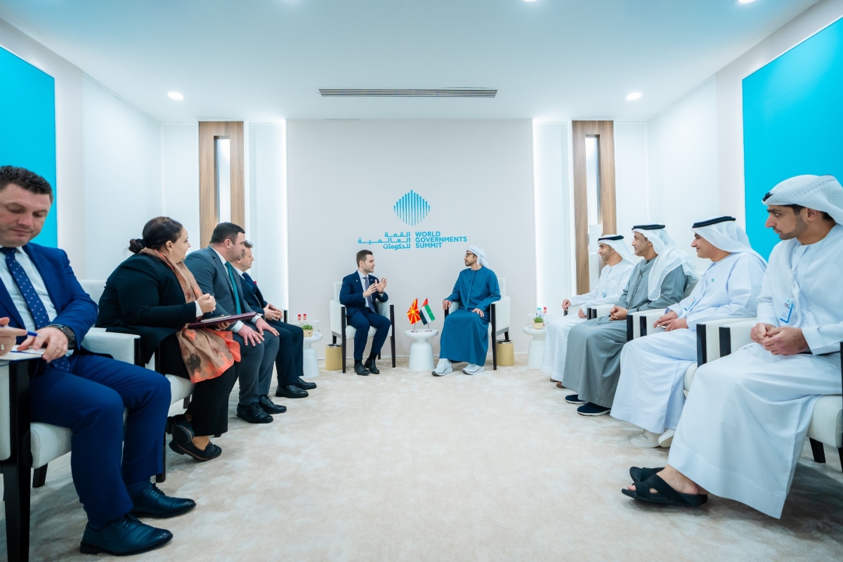 عبدالله بن زايد يستقبل وزير خارجية شمال مقدونيا ويوقعان مذكرة تفاهم بين البلدين