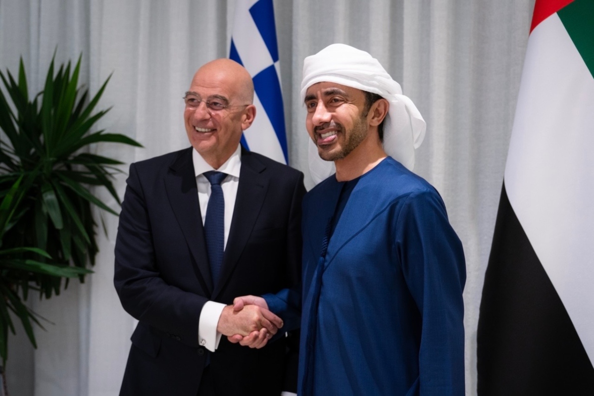 عبدالله بن زايد يستقبل وزير الدفاع اليوناني ويبحثان العلاقات الاستراتيجية والتطورات في المنطقة